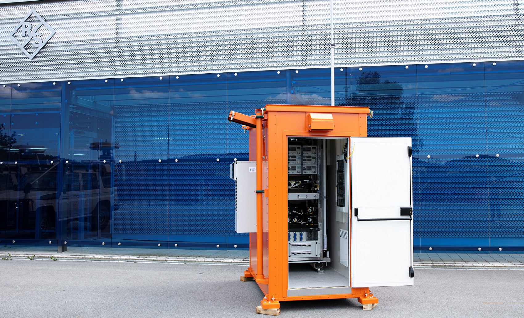 Rohde & Schwarz starts delivery of innovative airliftable ATC radio